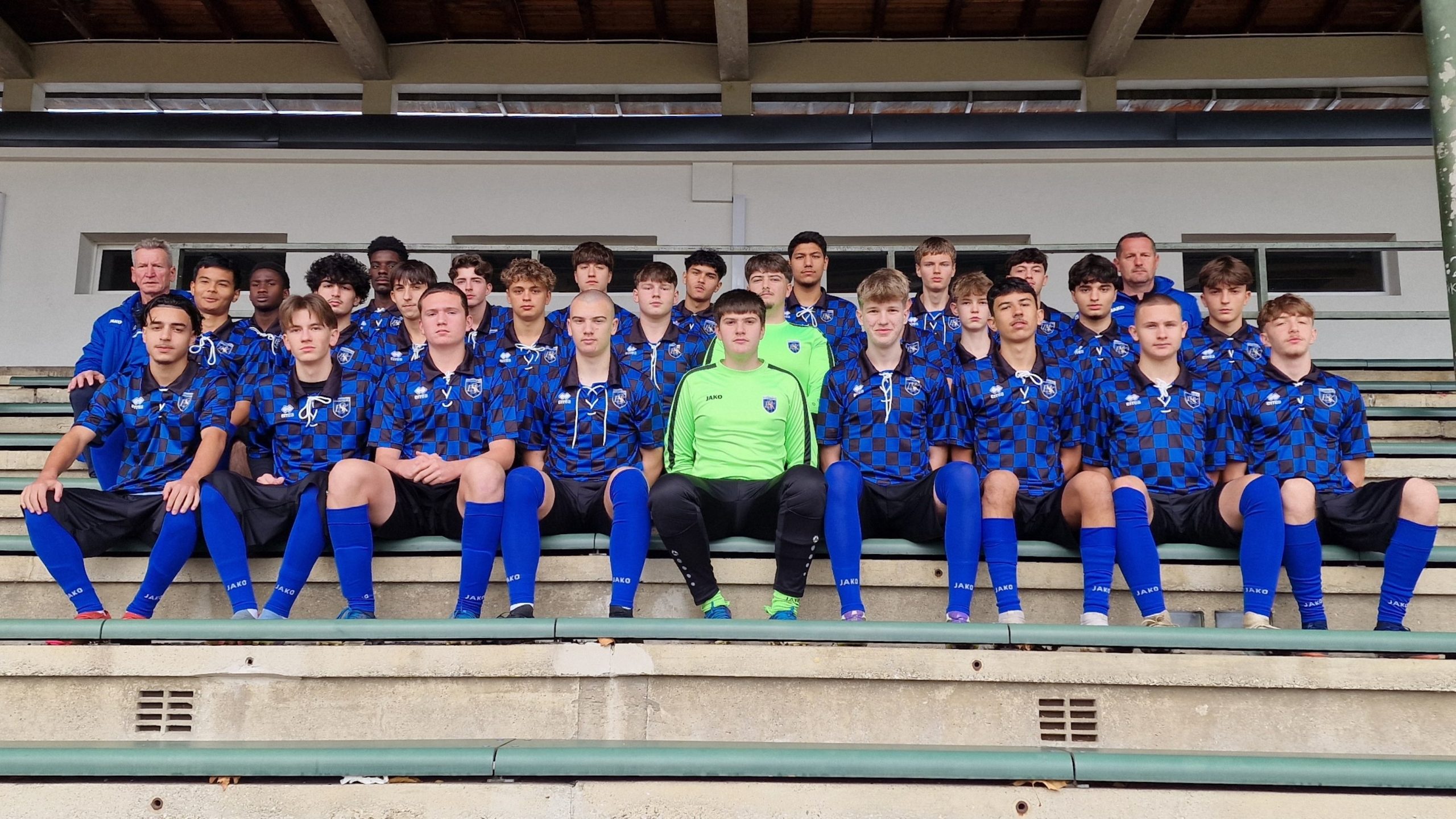 Gruppenfoto der ESK-U18 auf der Tribüne im ASKÖ-Stadion