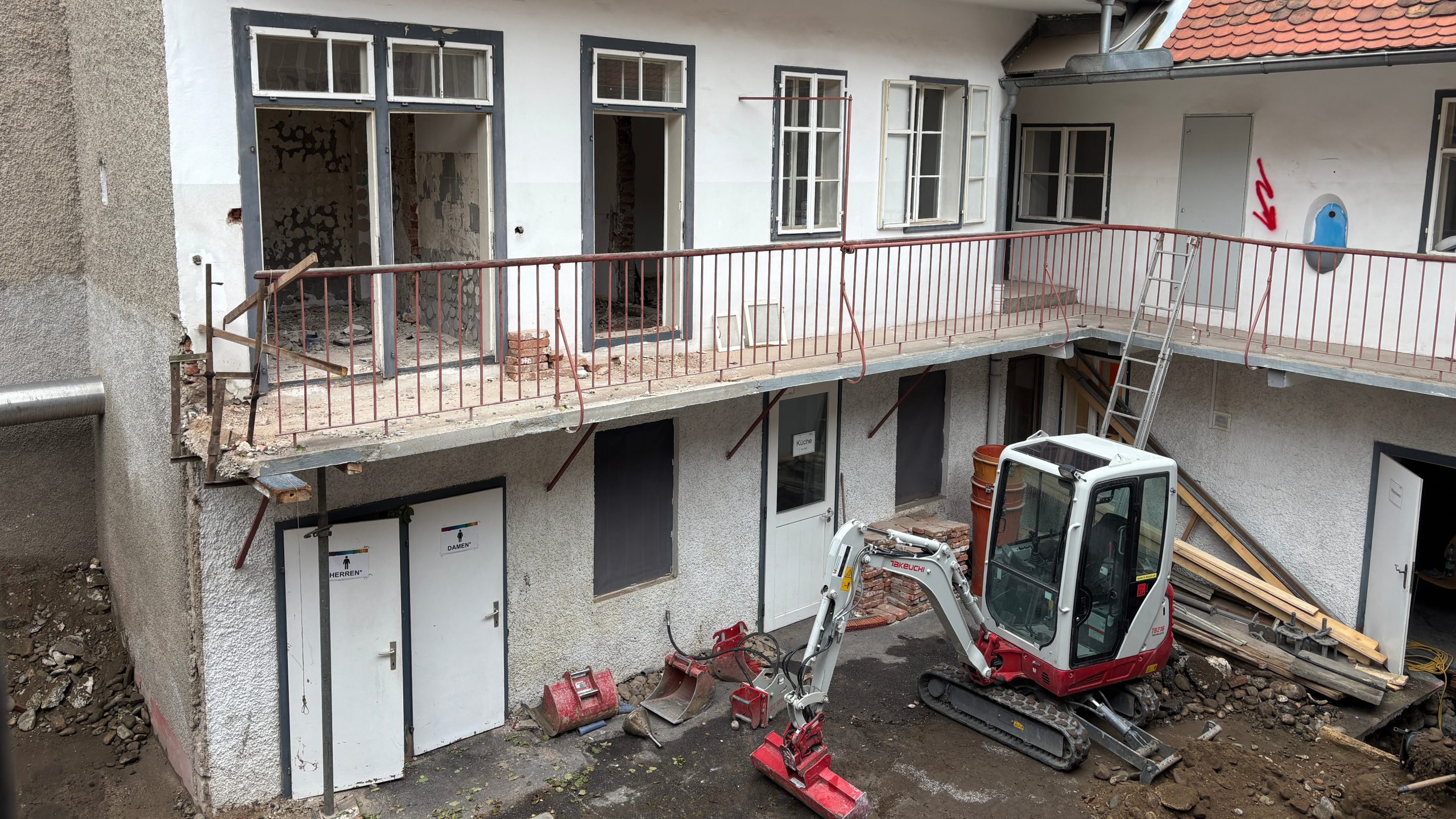 Es ist die Baustelle des VinziNest und ein Bagger zu sehen.