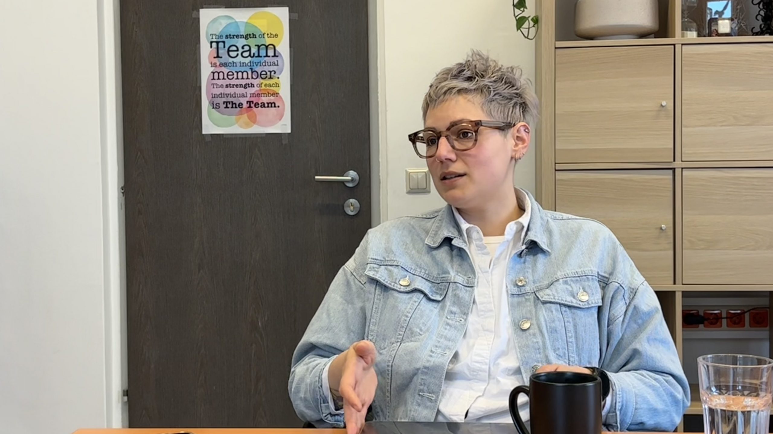 Es ist Svjetlana Wisiak im Büro der VinziWerke zu sehen.