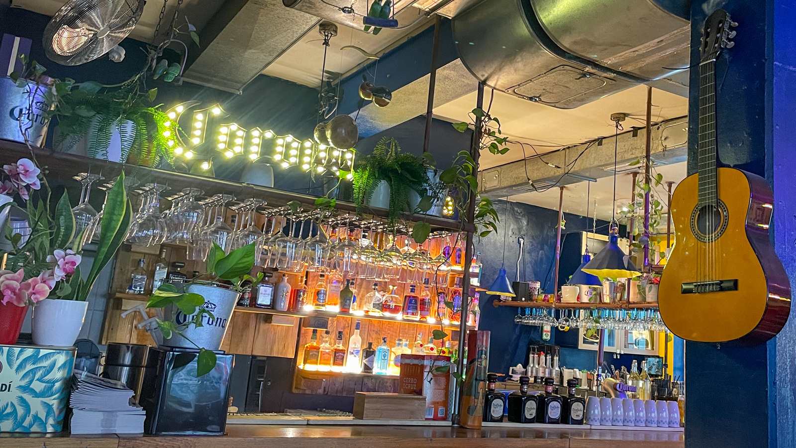 Die Bar im Mi Casa mit einer leuchteten Corona Bier tafel im Hintergrund