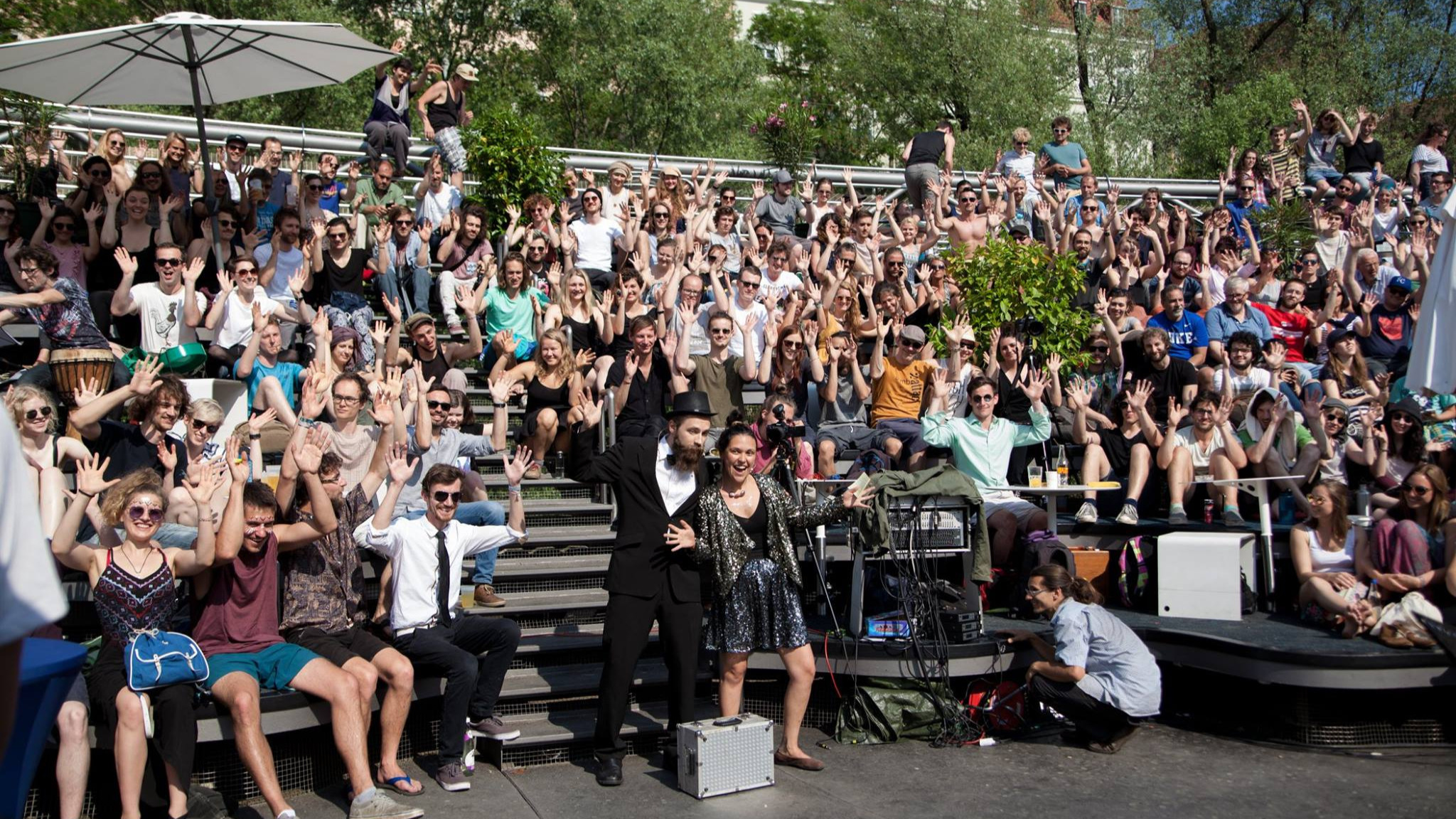 Beim Lendwirbel Musical jubelt das Publikum, zwei Personen performen auf der Bühne.
