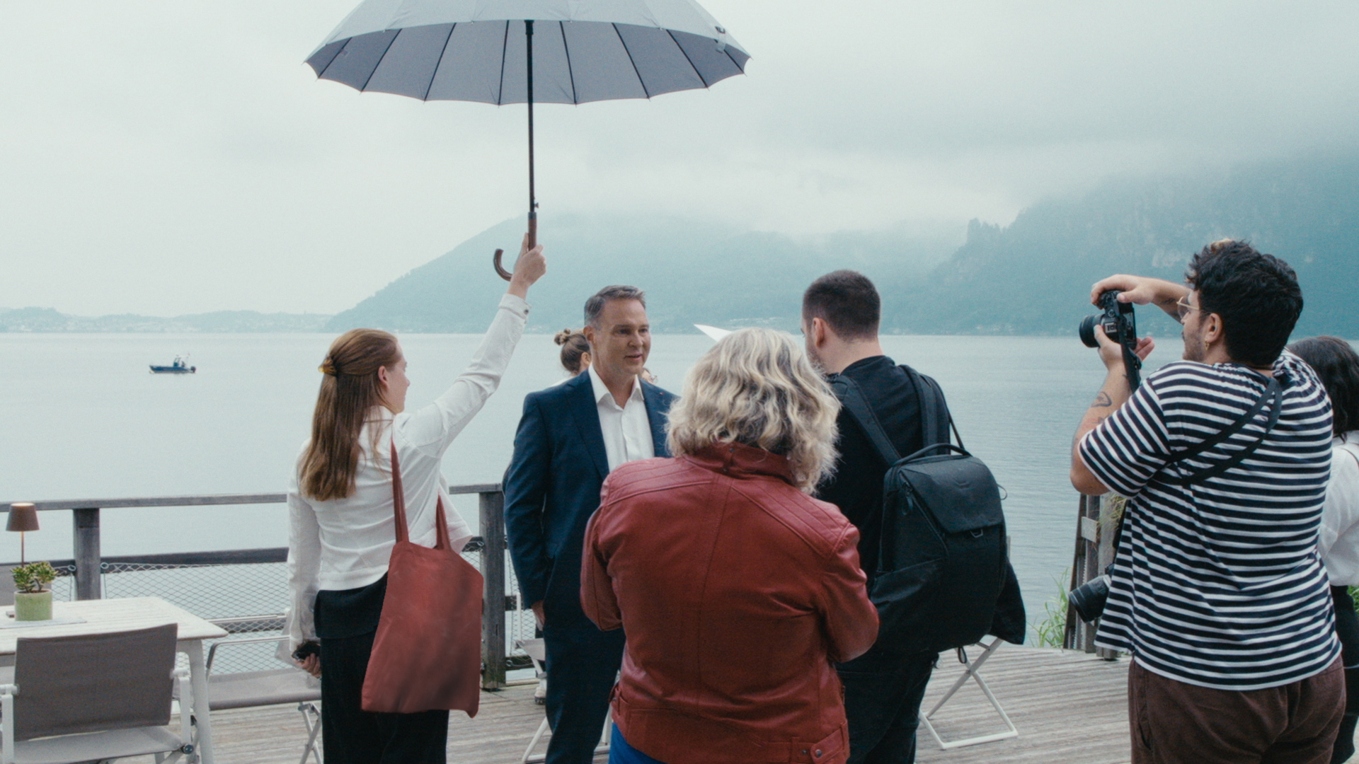 Andreas Babler steht unter einem Regenschirm kurz seinem Sommergespräche 2025 Interview