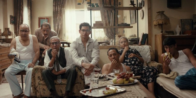 Die gesamte Familie des Protagonisten aus "The Stories" sitzt auf einem Sofa.