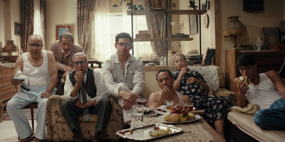 Die gesamte Familie des Protagonisten aus "The Stories" sitzt auf einem Sofa.