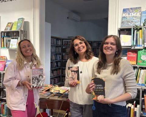 Julia Stobel, Martha Fromm und Laura Laubichler stellen den Besucher:innen Bücher der Autorin Isabel Allende vor.