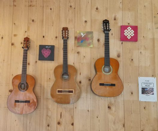 Drei Gitarren hängen an einer Wand im Jugendzentrum