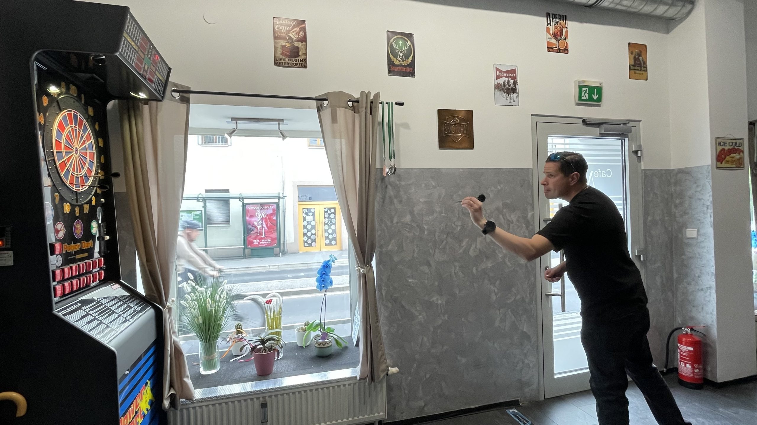Ein Hobbyspieler spielt im Cafe M&R Darts