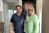 Maria und Roman Baranyai stehen vor dem Dart-Automaten im Cafe M&R