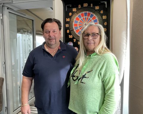 Maria und Roman Baranyai stehen vor dem Dart-Automaten im Cafe M&R