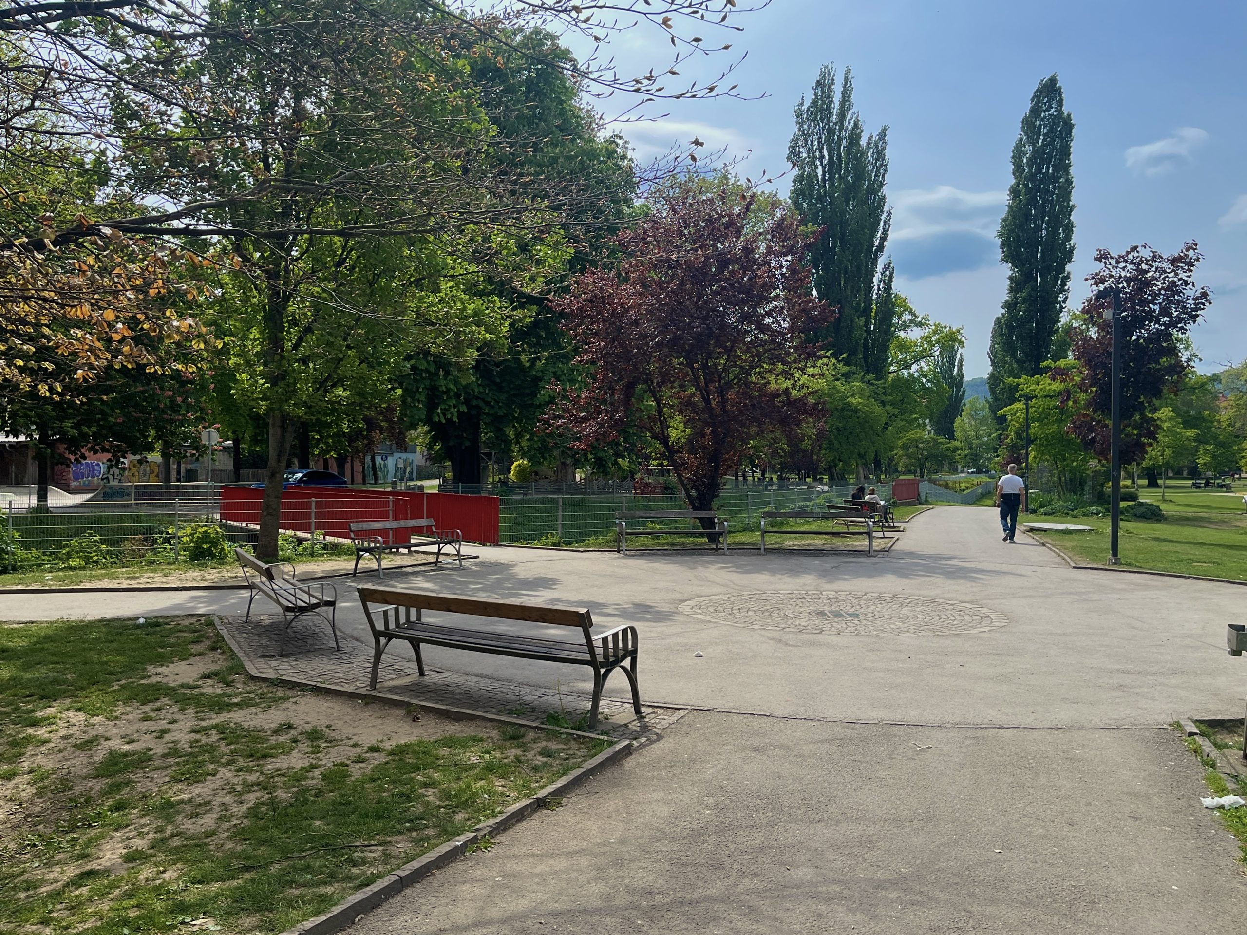 Ein kreisrunder Platz mit Bänken rundherum dient als „Hotspot“ für den Drogenhandel.