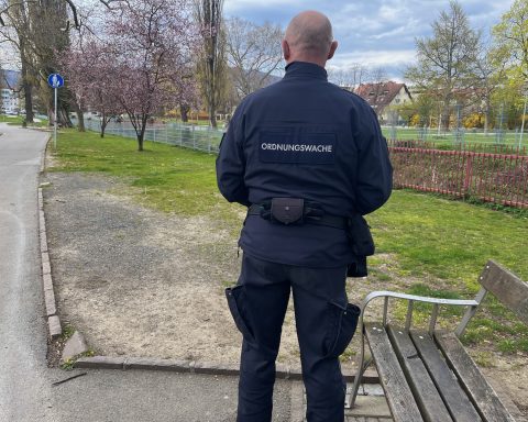 Ein Mitglied der Ordnungswache bei der Arbeit.