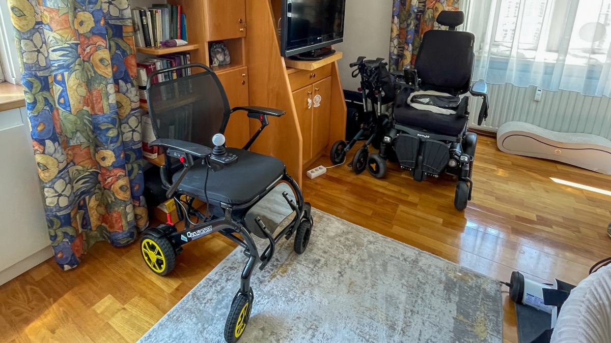Die zwei Rollstühle von Christa Krebs, links der, für sie deutlich praktischere, elektrische Rollstuhl.